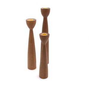 Teakhout gesneden kandelaars | Set van 3 kandelaarhouders | MCM | Hout gedraaide kandelaars | Modern uit het midden van de eeuw | Deens Teakhout