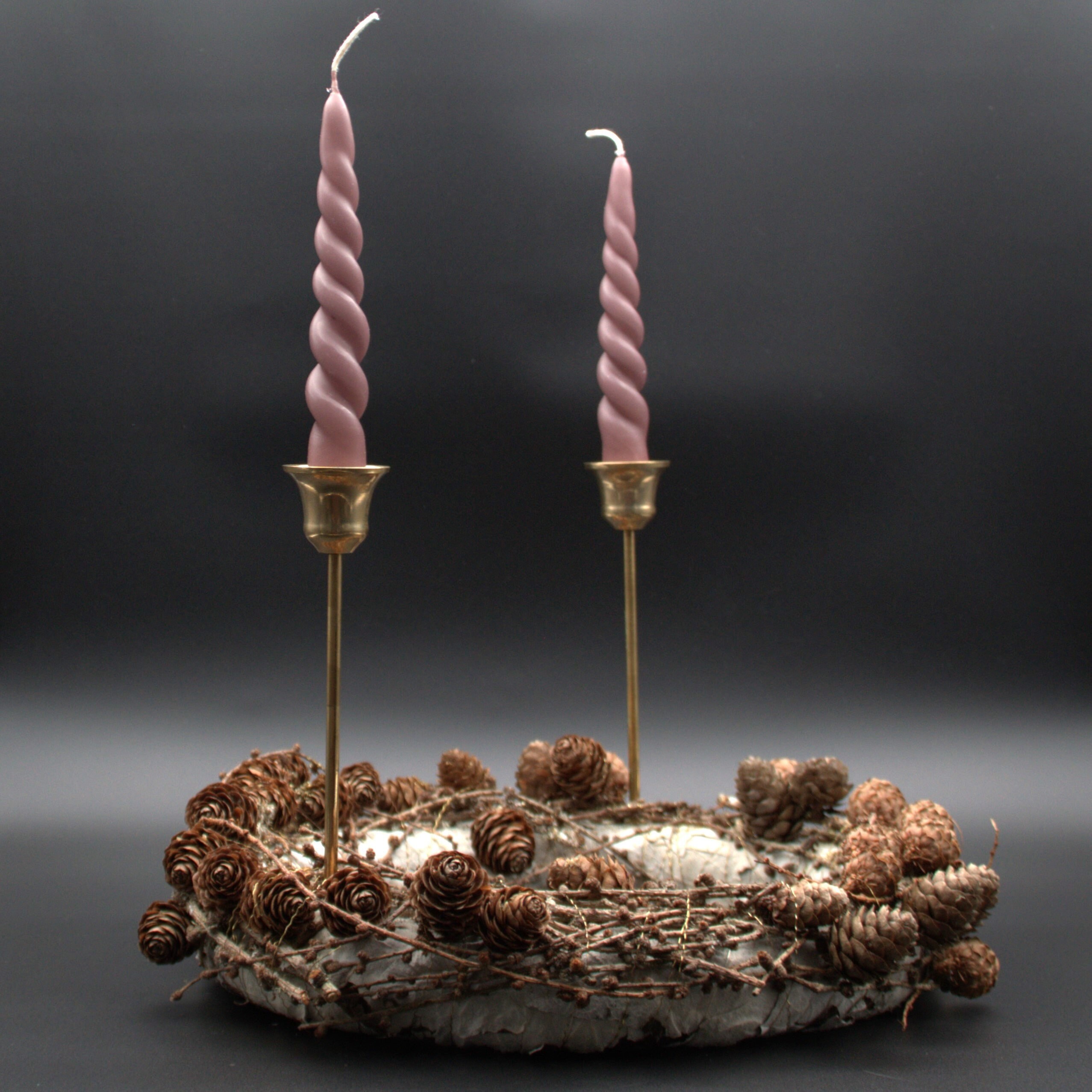 Due portacandele vintage in metallo dorato a forma di cono, adatti per feste di matrimonio e come decorazione per la casa