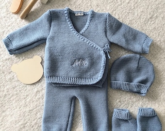 Gestricktes Baby-Set – Personalisierte Neugeborenen-Kleidung mit Namen – Besticktes Baby-Geschenkset für Jungen – 4-teilig