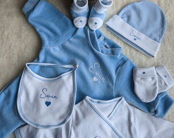 Coffret de Naissance Personnalisé Bleu pour Bébé garçon // Pyjama en Velours, Body, Bonnet et accessoires // Cadeau de naissance