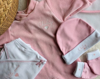 Tenue de Naissance Personnalisée pour Bébé Fille// Pyjama en Velours Rose, Body, Bonnet et accessoires // Cadeau de naissance