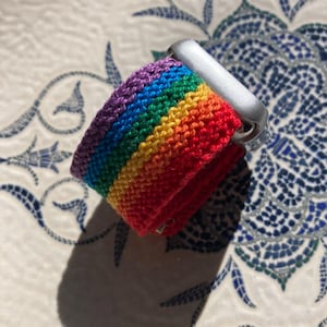 Apple Watch LGBTQ プライドに関する Cinturino artigianale。 Cinturino per iWatch unico e fatto a mano。オッティモ・ペル・ドミエール。
