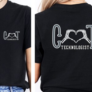 Peut inclure: T-shirt noir avec un graphique blanc d'un squelette faisant un cœur avec ses mains. Le texte "GOT TECHNOLOGIST" est sous le graphique. Le même graphique est au dos du t-shirt.