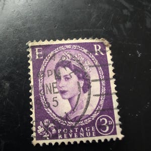 Sello postal raro 3D E R - REINA ISABEL II