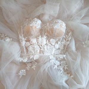 Rose nhochzeitskleid aus Chantilly-Tüll und 3D-Applikationen, personalisiertes Hochzeitskleid, handgefertigtes Hochzeitskleid made in Italy