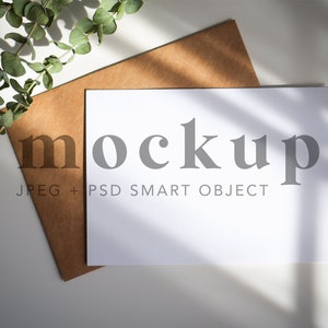 Minimal & Ästhetisch 5x7 Grußkarte Mockup mit Kraft Umschlag - PSD Smart Object Layer und High Res JPEG - Digital Download