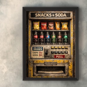 Op de afbeelding: Een vintage stijl automaat in een lijst met de tekst "SNACKS & SODA". Het toont chips, snoep en frisdrankflessen. De machine heeft een geel en zwart kleurenschema met de tekst "ICE COLD DRINKS" en prijzen.