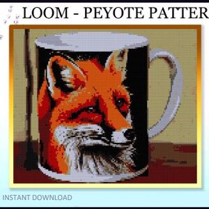 Könnte beinhalten: Eine weiße Keramiktasse mit einem detaillierten, pixeligen Bild eines Fuchskopfes in Orange-, Schwarz- und Weißtönen. Die Tasse hat einen gebogenen Henkel und den Text "LOOM - PEYOTE PATTERN" oben. Die Worte "PDF INSTANT DOWNLOAD" stehen unten.