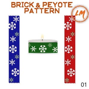 Puede incluir: Una vela de té encendida está flanqueada por dos patrones de cuentas verticales. Los patrones son azules y rojos, cada uno con diseños de copos de nieve blancos. El texto "BRICK & PEYOTE PATTERN" está en la parte superior.