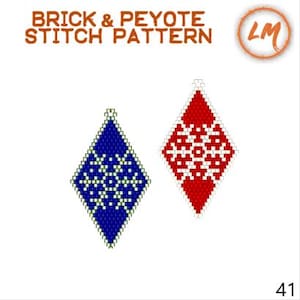 Puede incluir: Dos adornos de cuentas en forma de diamante. Uno es azul con un diseño de copo de nieve blanco, y el otro es rojo con un diseño de copo de nieve blanco. El texto "BRICK & PEYOTE STITCH PATTERN" está en la parte superior.