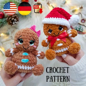 Könnte beinhalten: Zwei gehäkelte Lebkuchenmännchen, eines mit einer rosa Schleife und das andere mit einem Weihnachtsmannhut. Beide haben weiße und blaue Akzente. Der Text "CROCHET PATTERN" wird darunter angezeigt.
