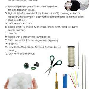 Pode incluir: Uma lista de materiais necess&aacute;rios para criar um animal de pel&uacute;cia. A lista inclui fio, enchimento, olhos de seguran&ccedil;a, agulhas, um gancho de croch&ecirc;, tesoura e um isqueiro. A imagem tamb&eacute;m mostra um close-up dos materiais.