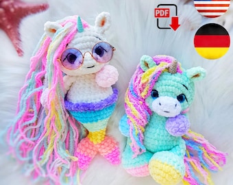 Puede incluir: Dos juguetes amigurumi de unicornio tejidos a crochet. Uno es un unicornio sirena con una cola de arcoíris y pelo de lana rosa, azul y amarillo. El otro es un unicornio verde con una melena y cola de lana amarilla, rosa y azul. Ambos tienen ojos negros y un cuerno dorado. La imagen incluye el texto "CROCHET PATTERN" y "PDF".