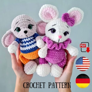 Könnte beinhalten: Häkelanleitung für zwei Amigurumi-Mäuse. Eine Maus ist grau mit einem blau-weiß gestreiften Shirt und einer orangefarbenen Hose. Die andere Maus ist weiß mit einem violetten Rüschenkleid. Die Anleitung ist im PDF-Format verfügbar und enthält Anweisungen für beide Mäuse.