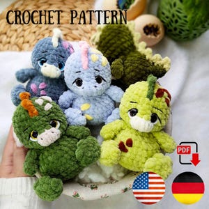 Op de afbeelding: Een verzameling handgemaakte gehaakte dinosaurusknuffels in verschillende kleuren, waaronder blauw, groen en geel. De afbeelding bevat de tekst "CROCHET PATTERN" bovenaan. De knuffels hebben gedetailleerde kenmerken en worden samen getoond.
