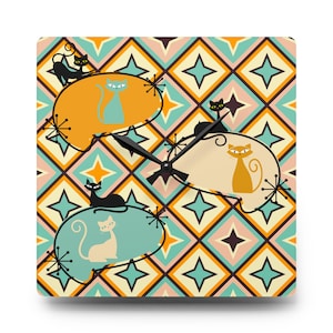 Könnte beinhalten: Quadratische Wanduhr mit Retro-Design mit Cartoon-Katzen in orangefarbenen, cremefarbenen und türkisfarbenen Sprechblasen. Das Zifferblatt hat ein geometrisches Muster in Türkis, Orange, Rosa und Creme. Schwarze Zeiger zeigen die Uhrzeit an.