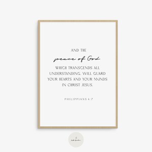 Op de afbeelding: Een printbaar wanddecor ontwerp met een zwart-wit citaat uit Filippenzen 4:7, "En de vrede van God, die alle begrip te boven gaat, zal uw harten en uw gedachten bewaren in Christus Jezus."