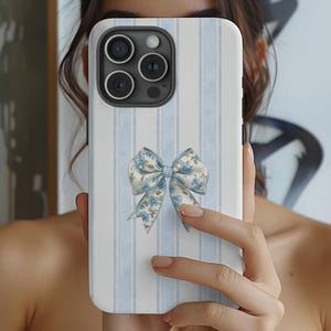 Stripes & Coquette Floral Pastell Blau Toile Bow iPhone Hülle Matt iPhone X 14 15 16 Pro Max, ästhetische Hülle für sie Sommer Picknick Hülle
