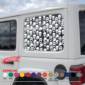 Puede incluir: Calcomanía de ventana de calaveras blancas aplicada a la ventana trasera de un vehículo blanco. La calcomanía presenta un patrón repetido de calaveras blancas sobre un fondo negro. La calcomanía es de MMSTICKERS y utiliza vinilo ORACAL.