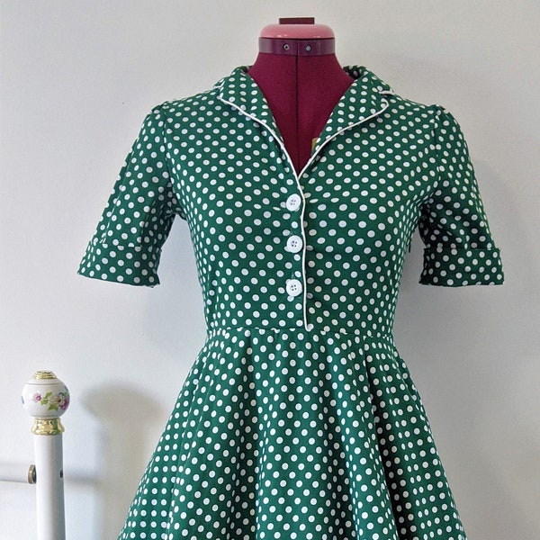 Robe style années 50 verte et blanche à pois