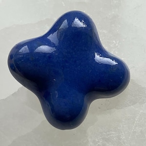 Baron pottery flower shape button.