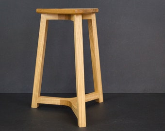 Tabouret tripode en chêne - assise triangulaire