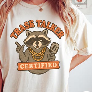 Maglietta Trash Talker certificata con procione, divertente maglietta retrò con animali, maglietta con grafica sarcastica, maglietta unisex stile vintage anni '90 con procione trash e panda.