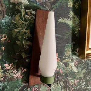 Vintage 1950er Mid-Century Holz-Wandlampe aus Opalglas von Stilnovo, hergestellt in Italien