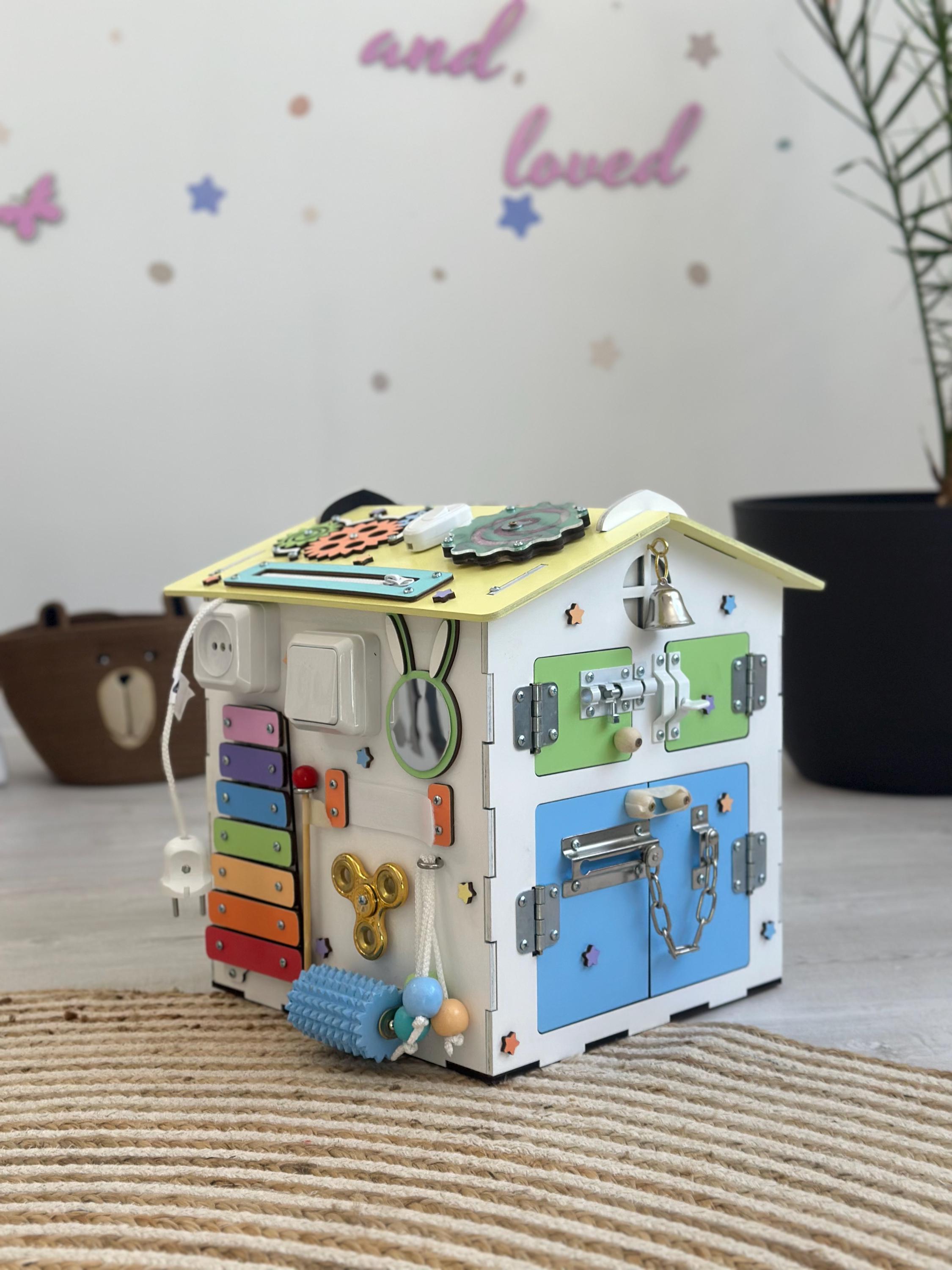 Casa Ocupada De Madera Para Niños – Juguete Educativo Con Cajones Y Ruedas Para Aprender Formas Y Motricidad Desde 3 Años