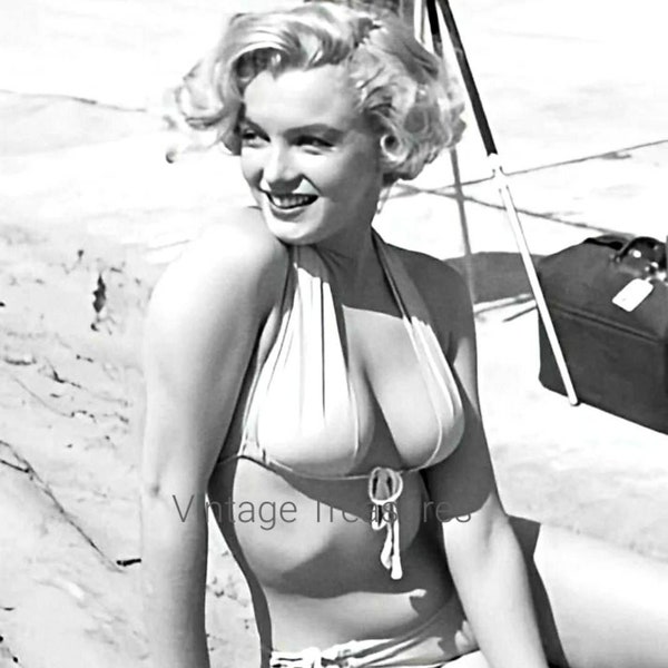Marilyn Monroe Posing in Her Bikini