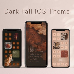 Può includere: Tre mockup di iPhone che mostrano una schermata iniziale iOS a tema autunnale scuro con icone personalizzate e uno sfondo che presenta una citazione sulla vita che ricomincia in autunno. Le icone sono in uno schema di colori marrone e crema con un design minimalista.