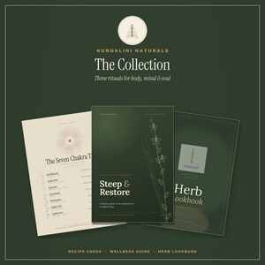 Könnte beinhalten: Drei gedruckte Anleitungen mit dem Titel Kundalini Naturals The Collection, bestehend aus einer cremefarbenen Seven Chakra Tea-Karte, einem dunkelgrünen Steep & Restore Wellness-Guide und einem dunkelgrünen Herb Lookbook auf dunkelgrünem Grund.