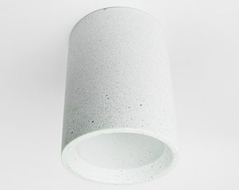 Lampe à suspension cylindrique blanche fabriquée à la main en béton et en grains de marbre avec de superbes lampes d'accentuation texturées éclairées par le soleil