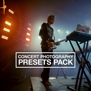 Peut inclure: Une personne jouant d'une guitare électrique sur scène, avec des lumières de scène en arrière-plan. L'image contient le texte "CONCERT PHOTOGRAPHY PRESETS PACK" dans un encadré blanc en bas. La personne porte des lunettes de soleil et une chemise noire à manches longues.