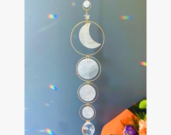 Acchiappasole a forma di luna con conchiglia Capiz: creatore di arcobaleni con prisma di cristallo • Decorazioni lunari