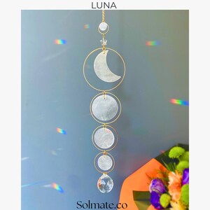 Atrapasol de luna de concha Capiz: Creador de arcoíris con prismas de cristal • Decoración lunar