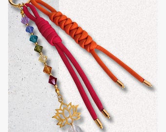 Portachiavi e ciondolo per borsa in cristallo Swarovski Chakra · Accessorio con nodo portafortuna in cristallo di quarzo