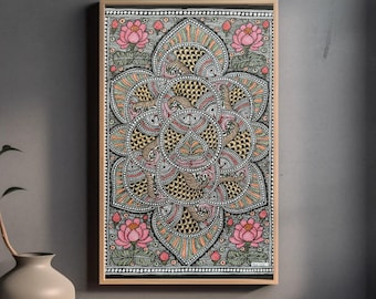 オリジナルの手描きマドゥバニアート：蓮と魚の曼荼羅、オーガニックペイント