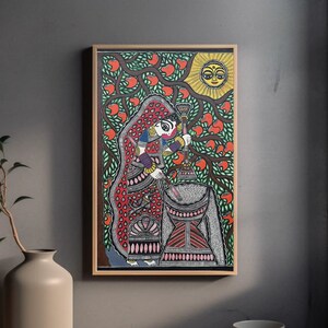 Pu&ograve; includere: Un dipinto Madhubani colorato che raffigura una donna in un sari rosso e rosa, che tiene un bastone e sta in piedi davanti a un grande oggetto grigio con motivi. Il dipinto &egrave; su uno sfondo di foglie verdi e un sole giallo con un viso.