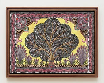 Può includere: Stampa artistica incorniciata con un albero stilizzato con una chioma completa, su sfondo giallo. L'opera è incorniciata con una cornice in legno marrone e include elementi decorativi floreali e simili ad uccelli.