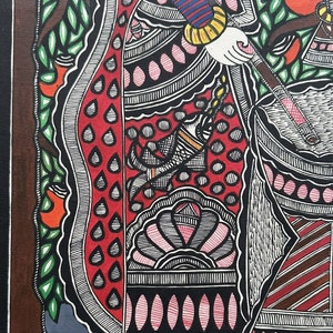 Pu&ograve; includere: Un dipinto colorato di una donna che indossa un vestito con motivi rossi, neri e bianchi. La donna tiene un oggetto lungo e sottile nella sua mano destra. Il dipinto &egrave; realizzato in uno stile tradizionale con dettagli intricati.