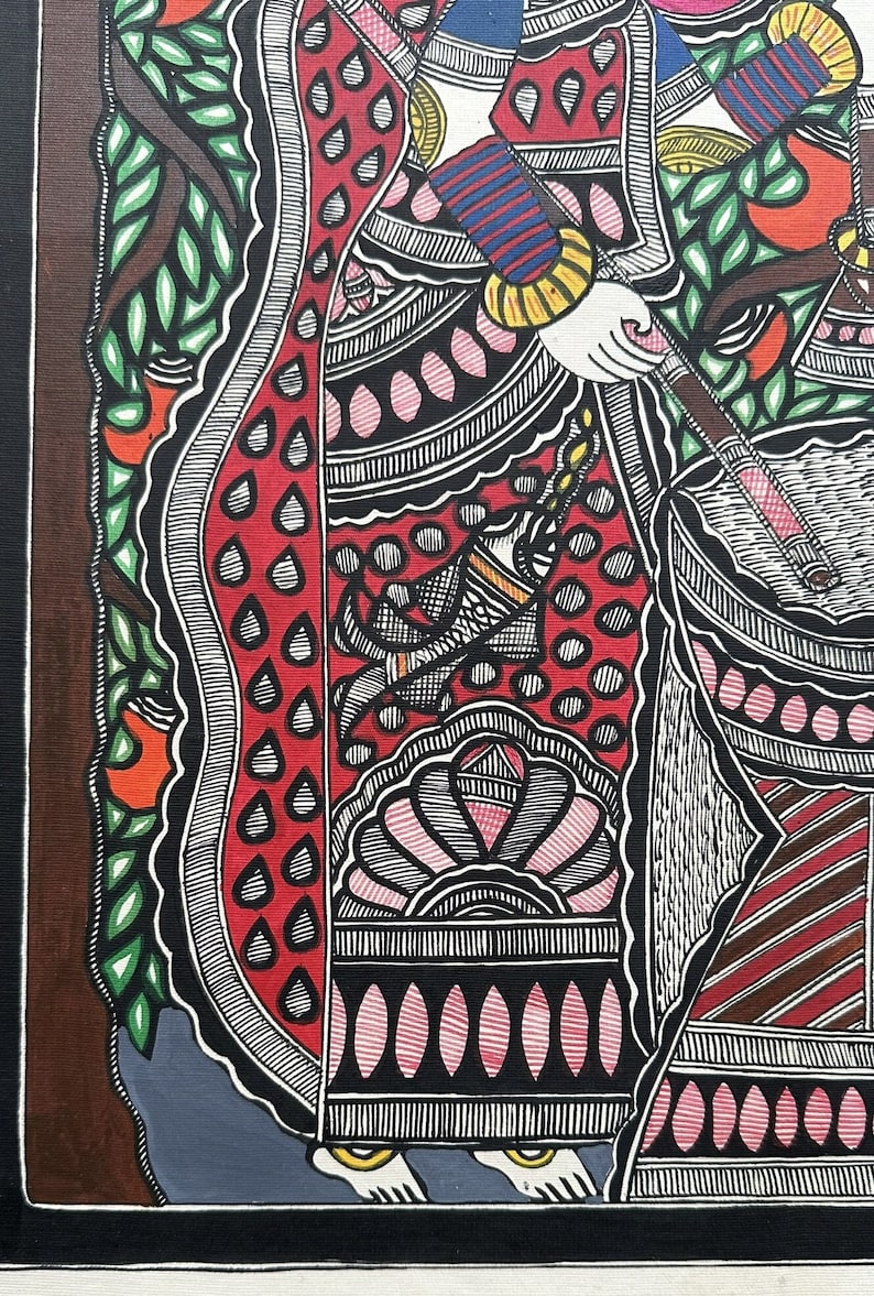 Pu&ograve; includere: Un dipinto colorato di una donna che indossa un vestito con motivi rossi, neri e bianchi. La donna tiene un oggetto lungo e sottile nella sua mano destra. Il dipinto &egrave; realizzato in uno stile tradizionale con dettagli intricati.