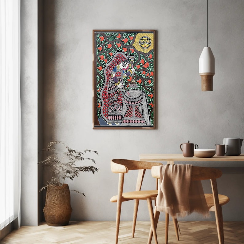 Pu&ograve; includere: Un dipinto incorniciato che raffigura una donna con un vestito rosso e bianco in piedi davanti a un albero con frutti rossi. Il sole splende sopra l'albero. Il dipinto &egrave; realizzato in uno stile di arte popolare con dettagli intricati.