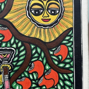 Pu&ograve; includere: Un dipinto colorato su tela che raffigura un sole stilizzato con un viso, circondato da foglie verdi e fiori arancioni. Il sole &egrave; giallo con un punto rosso sulla fronte e occhi neri. Le foglie sono verdi con contorni bianchi e i fiori sono arancioni con contorni bianchi.