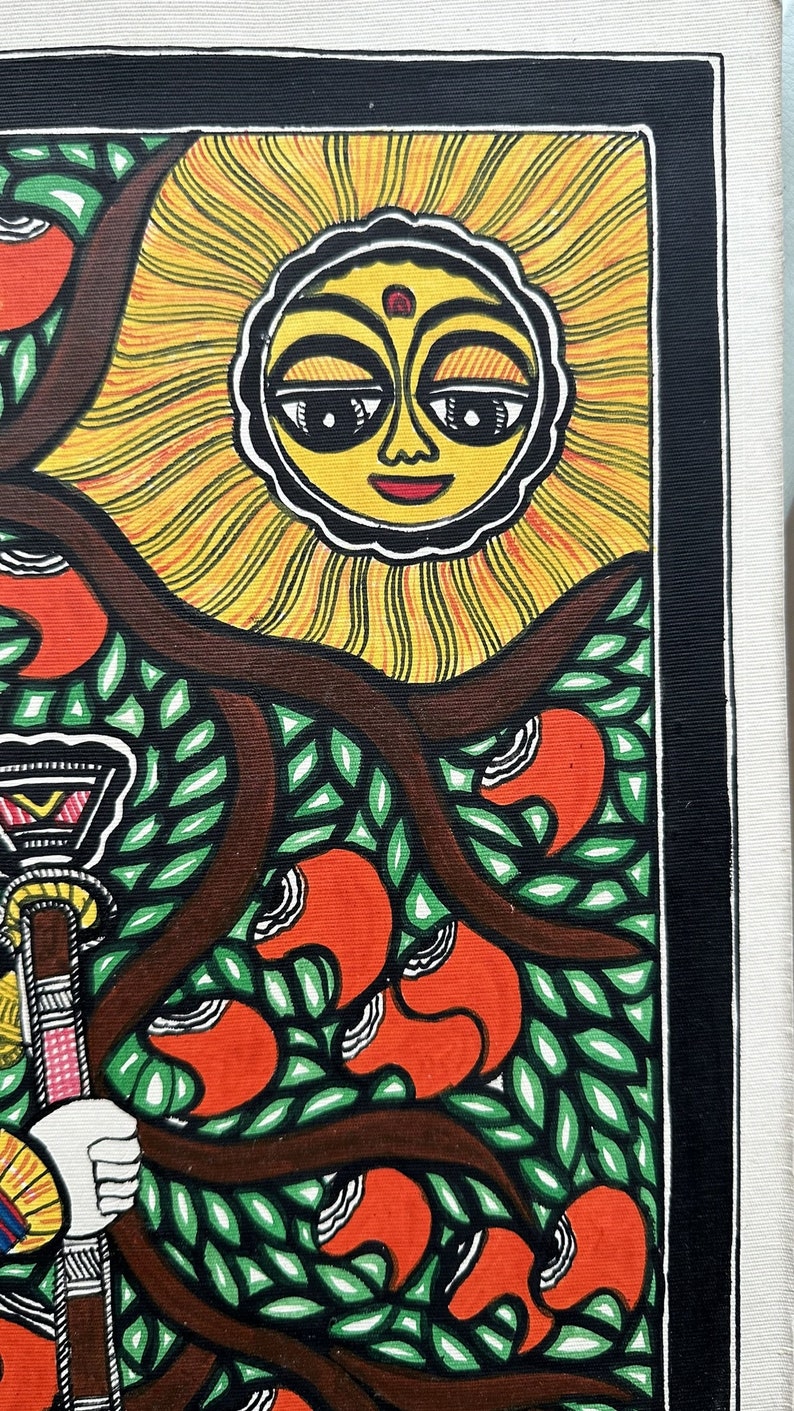 Pu&ograve; includere: Un dipinto colorato su tela che raffigura un sole stilizzato con un viso, circondato da foglie verdi e fiori arancioni. Il sole &egrave; giallo con un punto rosso sulla fronte e occhi neri. Le foglie sono verdi con contorni bianchi e i fiori sono arancioni con contorni bianchi.