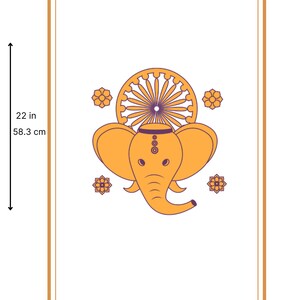 Pu&ograve; includere: Un'illustrazione digitale di una testa di elefante gialla con dettagli viola, circondata da quattro fiori viola. L'elefante ha una fascia viola con tre punti bianchi. L'elefante &egrave; centrato su uno sfondo bianco con una cornice dorata. L'immagine &egrave; alta 58,3 cm e larga 38,1 cm.