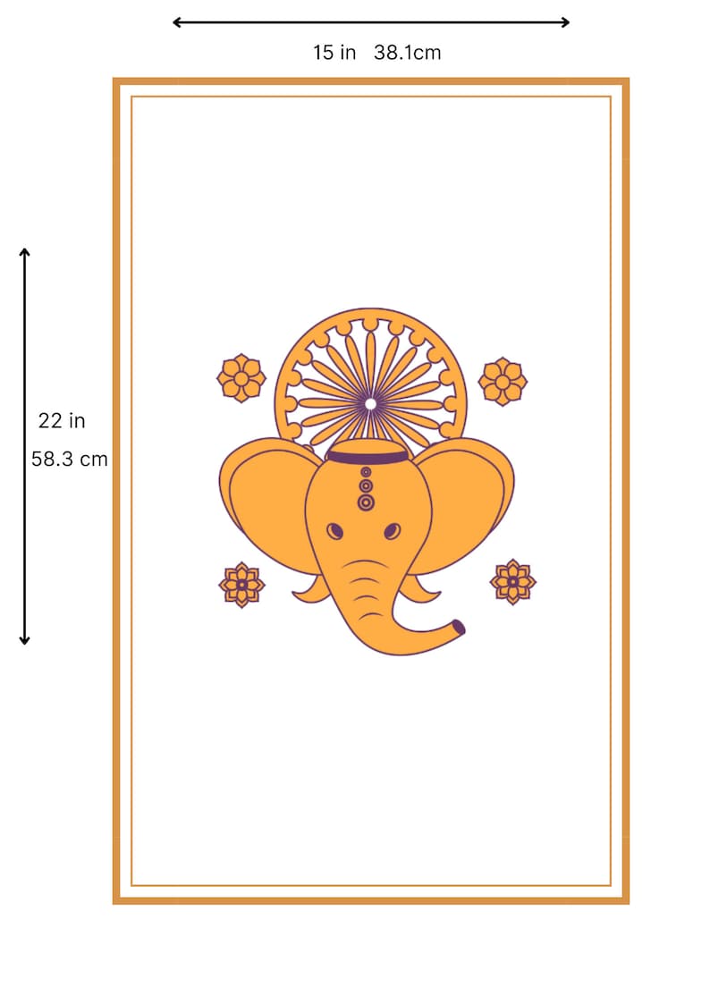 Pu&ograve; includere: Un'illustrazione digitale di una testa di elefante gialla con dettagli viola, circondata da quattro fiori viola. L'elefante ha una fascia viola con tre punti bianchi. L'elefante &egrave; centrato su uno sfondo bianco con una cornice dorata. L'immagine &egrave; alta 58,3 cm e larga 38,1 cm.