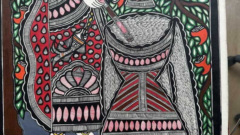 Pu&ograve; includere: Un'opera d'arte dipinta a mano colorata che raffigura una persona che tiene un bastone e un tamburo. Il tamburo &egrave; decorato con motivi rosa, rossi e marroni. La persona indossa un abito a motivi rossi e neri. Lo sfondo &egrave; un motivo di foglie verdi e marroni.