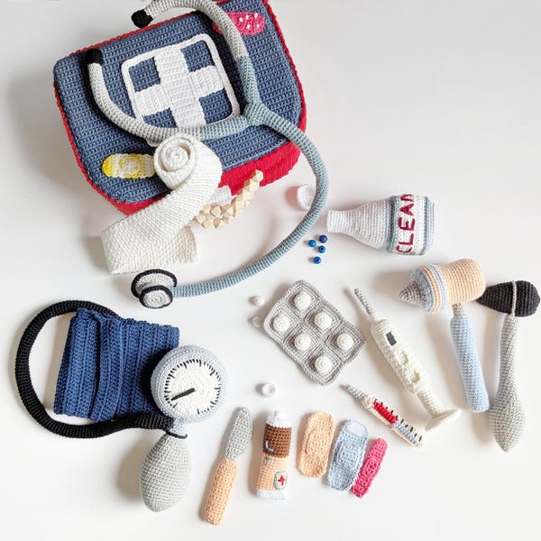 かぎ針編みのお医者さんキットのパターン、13種類の医療器具、ごっこ遊び（PDFパターン）