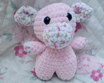 かぎ針編みのピンクの牛